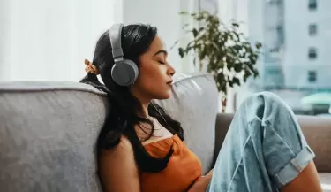 escuchando musica