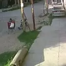 (Video) Salvaje robo: una mujer fue golpeada por un delincuente frente a su hijo para robarle