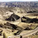 La ruta argentina que atraviesa un paisaje lunar entre montañas, rocas y fósiles de dinosaurios