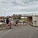 Un cami�n volc� en el Acceso Este, interrumpi� el tr�nsito y provoc� un accidente con una moto