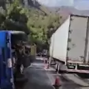 (Video) Volc� un cami�n paraguayo en la ruta 60 y provoc� caos vehicular