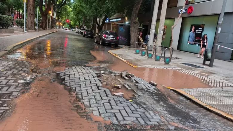 Rotura de ca�o maestro en pleno centro
