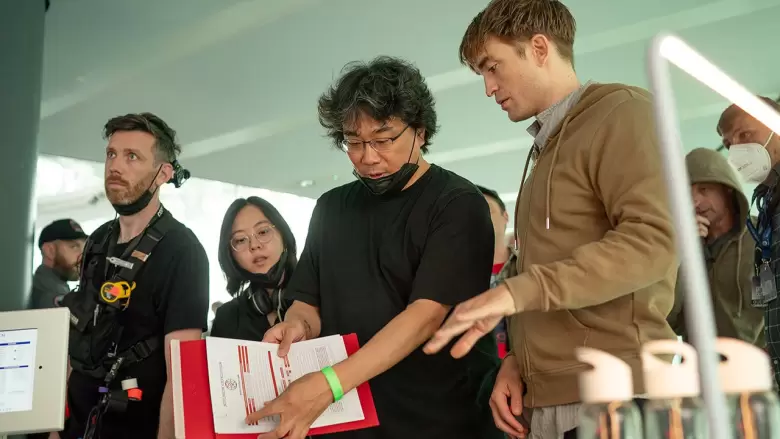 bong joon ho dirigiendo mickey 17