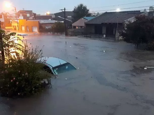 Bahía Blanca bajo el agua: un feroz temporal azotó la ciudad este viernes