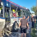 Brutal choque entre un colectivo y un cami�n: varios heridos y una mujer con el brazo amputado