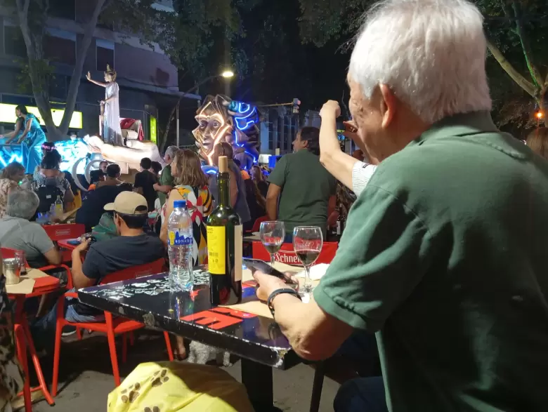 Una bebida de paso a la espera de los carros, fue una opci�n para muchos