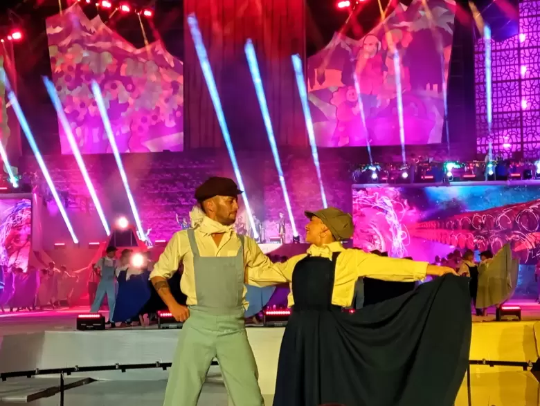 La historia en el baile, las miradas y los inmigrantes