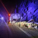Volc� en la ruta 7 un cami�n brasile�o repleto de manzanas y el chofer sali� ileso