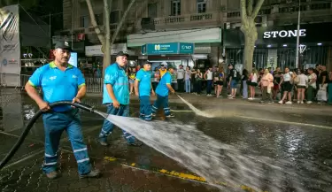 Intenso operativo de limpieza en la Ciudad de Mendoza tras los festejos vendimia