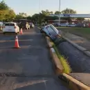 Manejaba en estado de ebriedad, volcó en la Costanera y se salvó de milagro