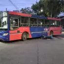 Un motociclista qued� herido y debajo de un micro tras un accidente en Godoy Cruz