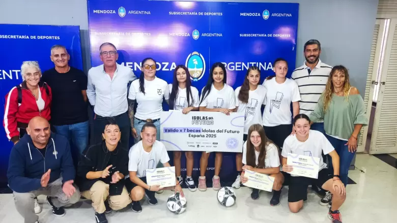 Programa "Idolas del futuro": futbolistas mendocinas fueron becadas para entrenar en España