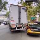 Un camión chocó a un taxi y generó caos vehicular en una esquina transitada de Guaymallén