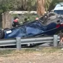 Chocaron dos autos en el Acceso Norte y uno de ellos volcó: solo lesiones menores