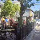 (Video) Pudo ser tragedia: Un auto embisti� mesas de una helader�a en plena Quinta Secci�n