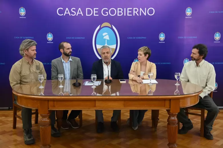 Alfredo Cornejo en la payunia