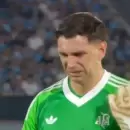 (Video) El curioso gesto de Dibu Mart�nez por el golazo de Thiago Almada a Uruguay