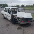 Fuerte accidente en General Alvear: un auto cruzó con semáforo en rojo y chocó con una camioneta