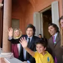 Las imágenes de Milei saludando desde el balcón con Pedro, un niño que quería conocerlo