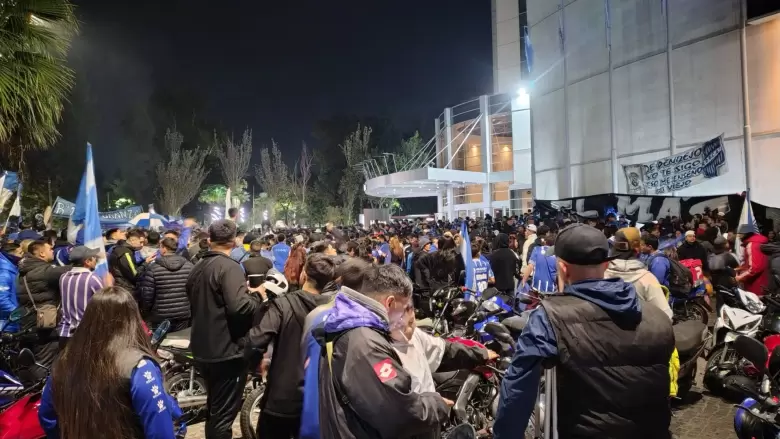 Banderazo hinchas de Godoy Cruz