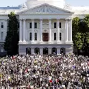 (Video) Miles de personas marchan en EE.UU. y Europa contra las pol�ticas de Trump y Musk