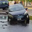La explicaci�n de Aguas Mendocinas por el socav�n que se "trag�" varios autos en Guaymall�n