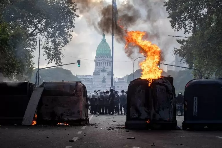 Patrullero incendiado