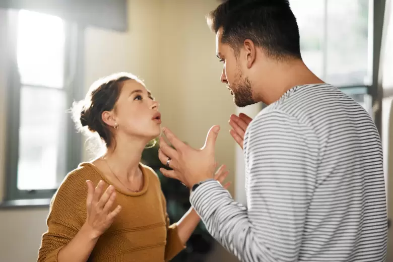 pareja discutiendo 2