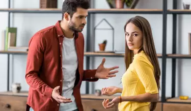 pareja discutiendo