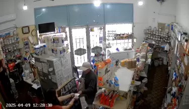 Un jubilado asalt� una diet�tica en Santa Fe y el video del robo se viraliz�
