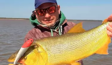 gu�a de pesca muerto en el rio Paran�