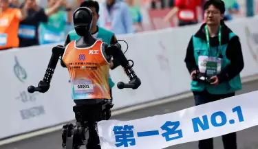 Un robot humanoide completa por primera vez una media marat�n urbana en China
