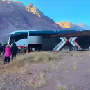 Un colectivo chileno se despistó en Uspallata y quedó a metros de un barranco