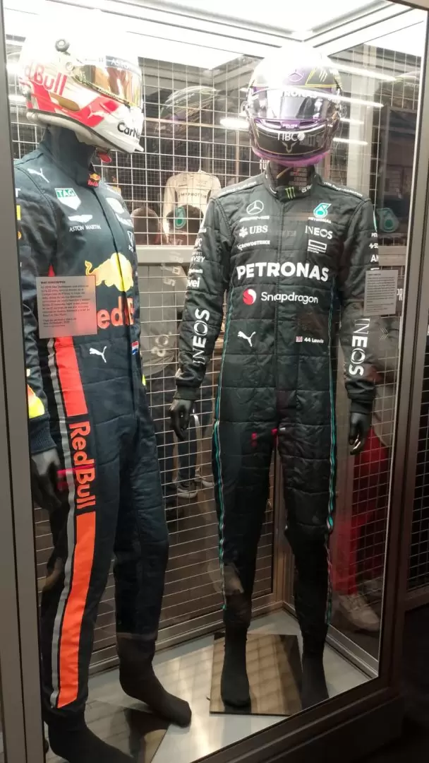 Trajes de Verstappen y Hamilton