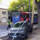 Fuerte choque entre un auto que no respet� el disco "pare" y un colectivo
