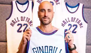 Manu Gin�bili dirigi� su primer partido como DT