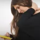 Usar el celular as� te arruina el cuello: el h�bito cotidiano que causa dolor y puede dejar serias secuelas