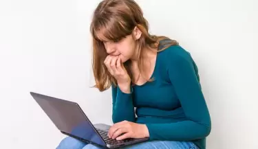 Mala postura debido al uso de pantallas