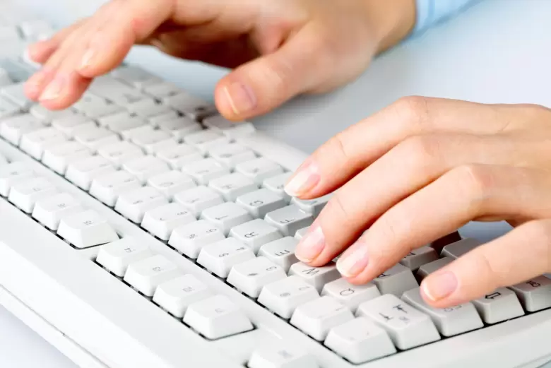 manos en teclado