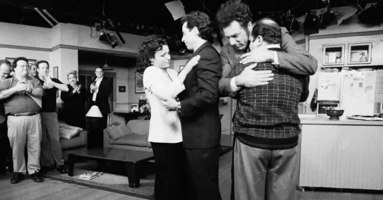 el reparto de "seinfeld" despues de filmar el ultimo episodio en 1998