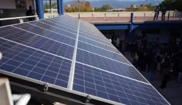 Instalaci�n de paneles solares en escuelas p�blicas.