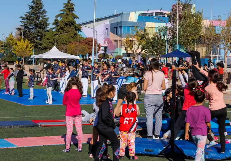 Lanzamiento del deporte social en Maip�