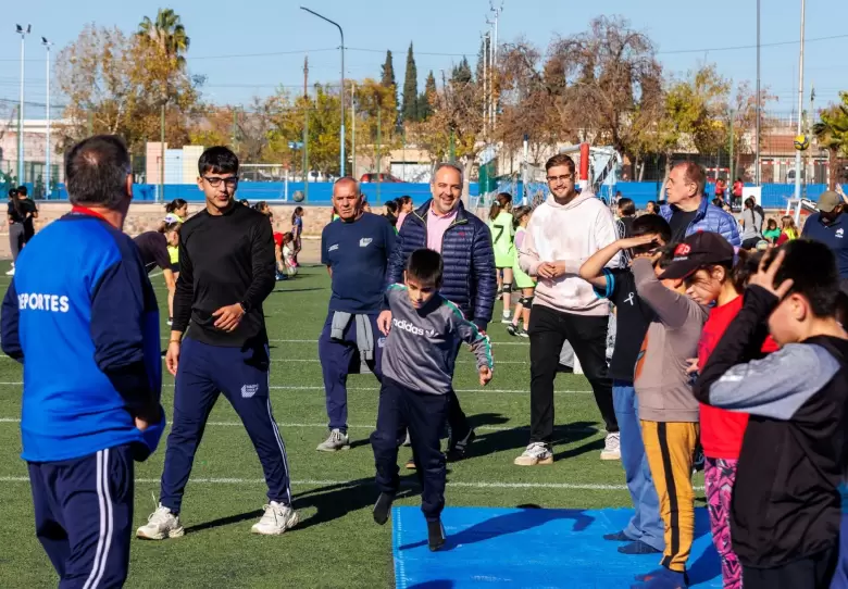 Lanzamiento del deporte social en Maip�