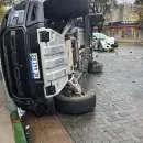 Una camioneta volcó tras un fuerte choque en la Quinta Sección