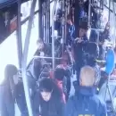 (Video) As� atraparon en un micro al acusado de golpear a una mujer en Godoy Cruz