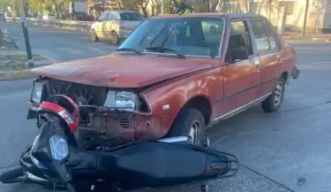 Grave accidente en Godoy Cruz: una motociclista fue hospitalizada tras chocar con un auto