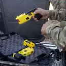 Efectuaron el primer disparo completo con una Taser 7, en un operativo policial en San Mart�n