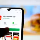 Colapsó la app de McDonald's por el Día de la Hamburguesa: miles intentan acceder al 50% de descuento