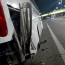 (Videos) Así quedó el colectivo que se incendió luego de chocar contra un auto en la ruta 40