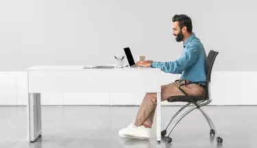 persona trabajando en silla